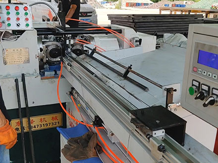 2020年6月24日福州王老板安装自动滚丝机